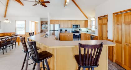 5BR | Private Pool | Hot Tub | Balcony | W/D