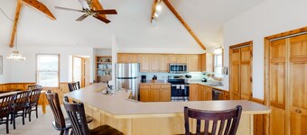 5BR | Private Pool | Hot Tub | Balcony | W/D
