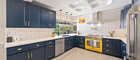 Réfrigérateur, four à micro-ondes, un four, surface de cuisson