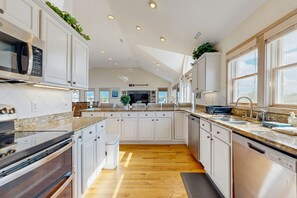 Fridge, microwave, oven, stovetop - 8BR Dog Friendly | Private Pool | Hot Tub | Deck (Corolla)