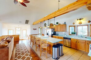 Kylskåp, mikrovågsugn, ugn och spishäll