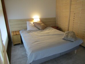 1 habitación, tabla de planchar con plancha y wifi