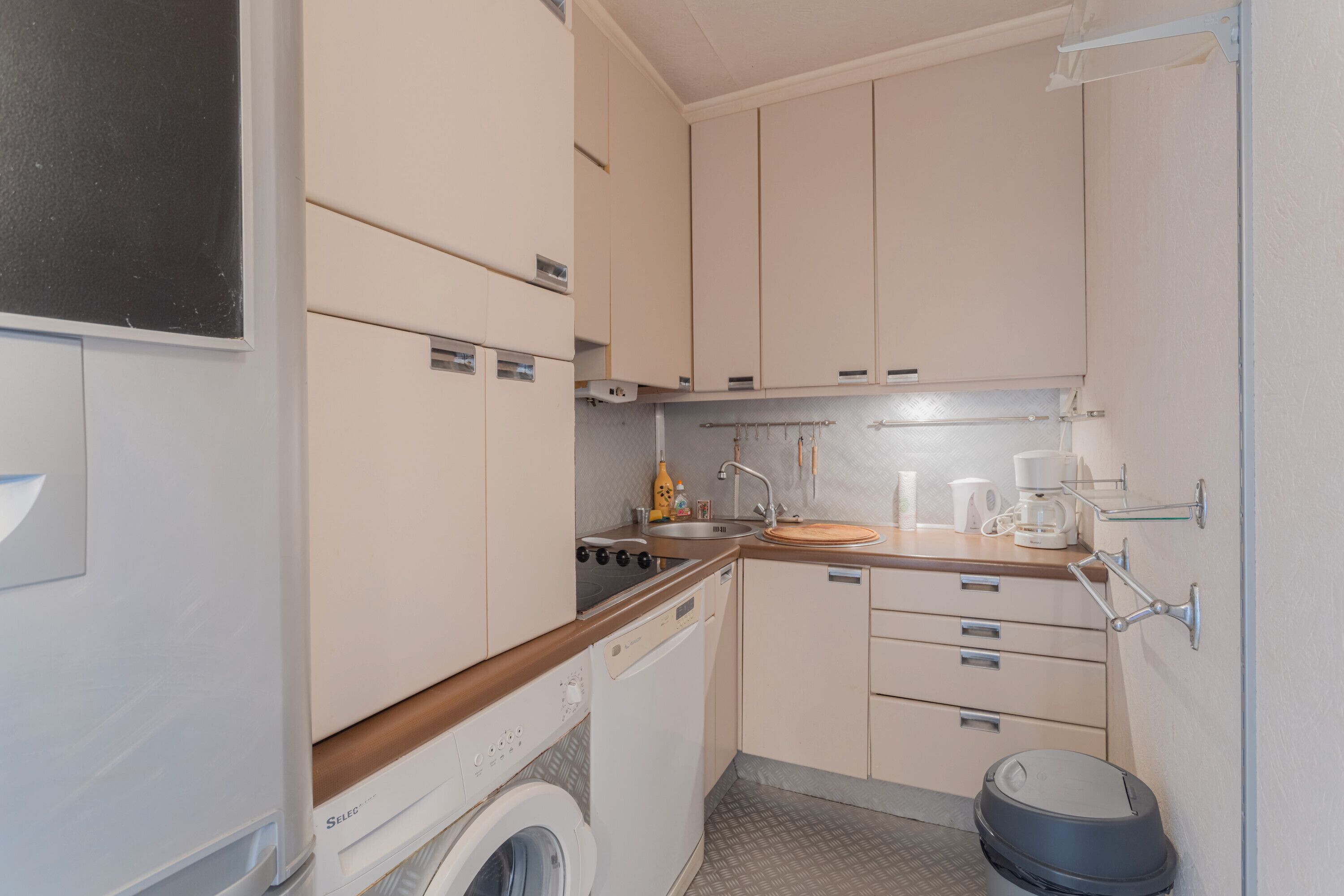 Kühlschrank, Mikrowelle, Herdplatte, Geschirrspüler