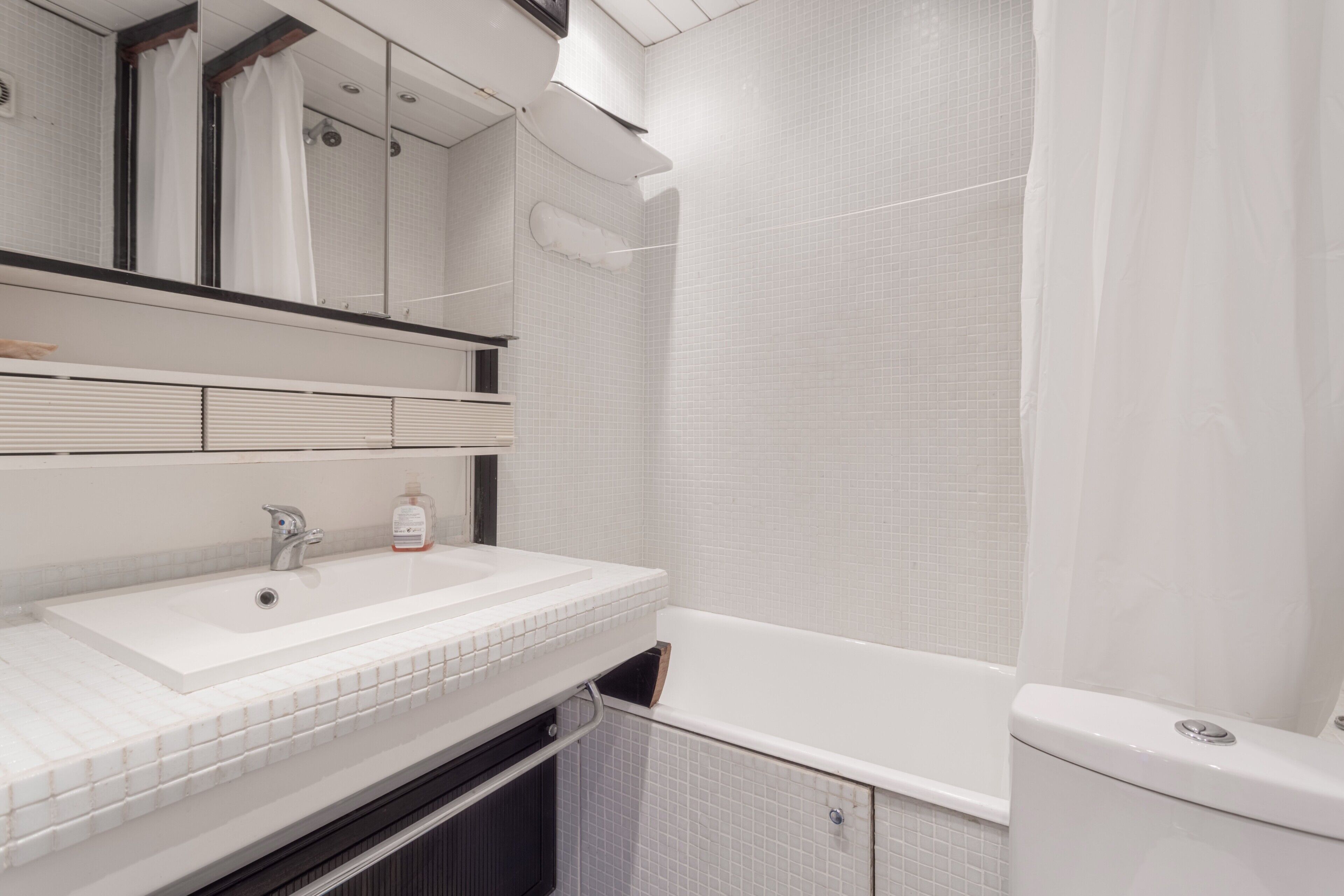 Shower, free toiletries, hair dryer