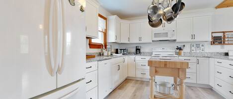 Kjøleskap, mikrobølgeovn, ovn og kokeplater