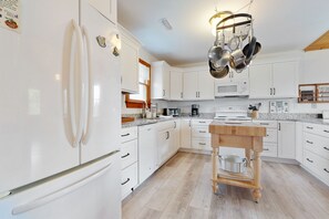 Fridge, microwave, oven, stovetop - Welcoming 3BR, |Balcony | W/D (Duck)
