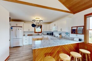 冷蔵庫、電子レンジ、オーブン、コンロ