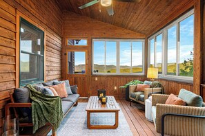 Smart TV, fireplace, video games, foosball - Luxury Chalet - Hot tub, Game room, Speakeasy, Mountain views, near Sunday River (Newry)