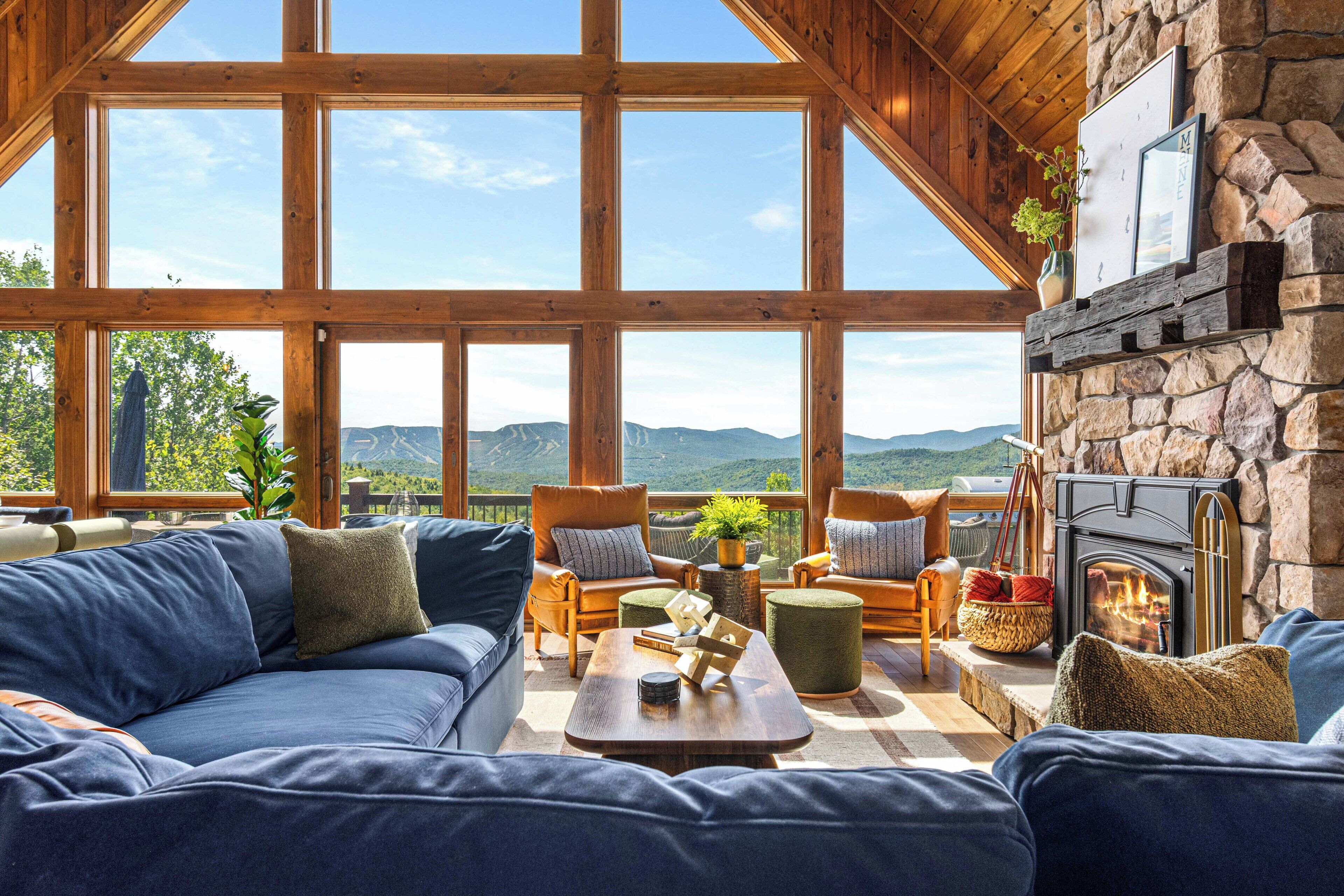 Smart TV, caminetto, videogiochi, tavolo da calcetto