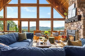 Smart TV, caminetto, videogiochi, tavolo da calcetto