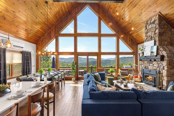 Smart TV, caminetto, videogiochi, tavolo da calcetto