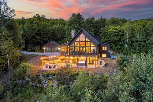 Luxury Chalet - Hot tub, Game room, Speakeasy, Mountain views, near Sunday River