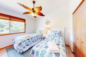 2 bedrooms, iron/ironing board, WiFi, bed sheets - 2BR | Pool | Deck | Tennis | W/D (Duck)