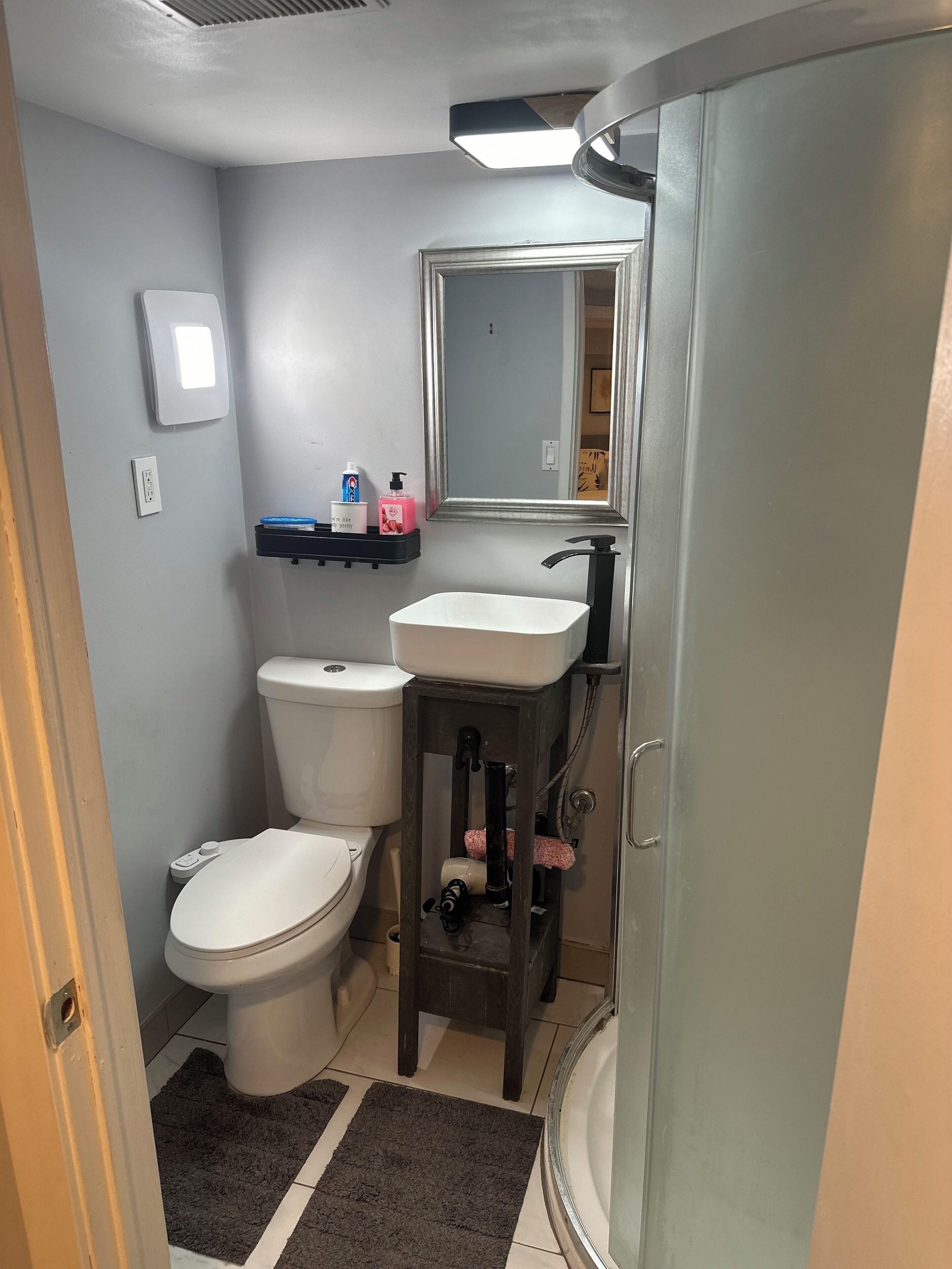 Regadera, secadora de cabello, bidet, toallas 