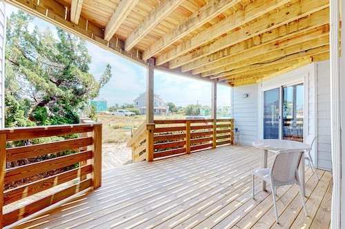 2BR condo w/resort-style amenities, jetted tub