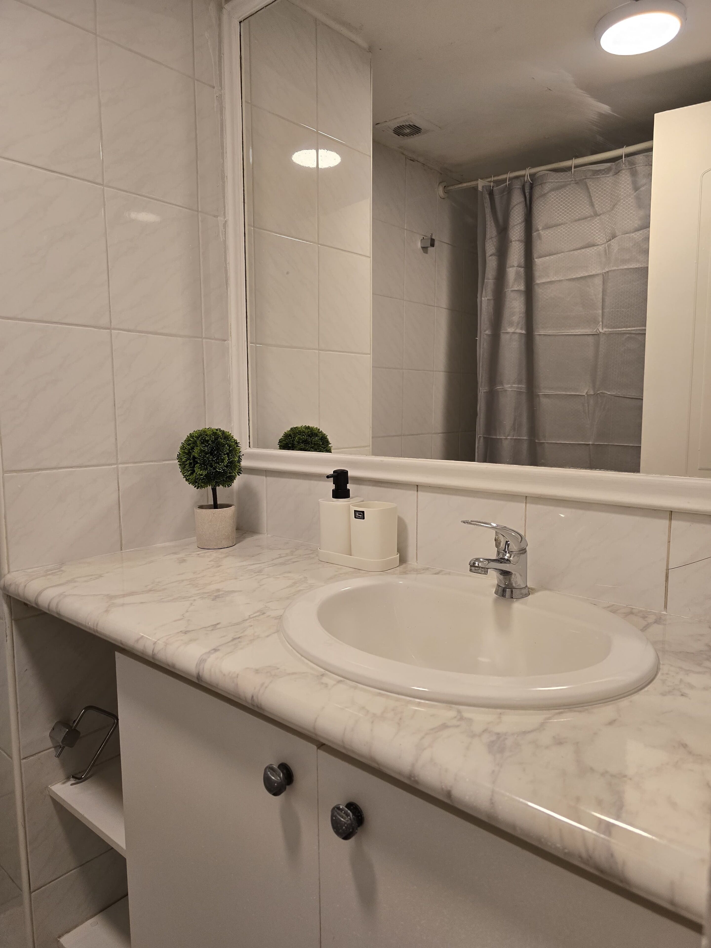 Vòi sen/bồn tắm kết hợp, khăn tắm, xà phòng, dầu gội 