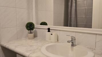 Vòi sen/bồn tắm kết hợp, khăn tắm, xà phòng, dầu gội