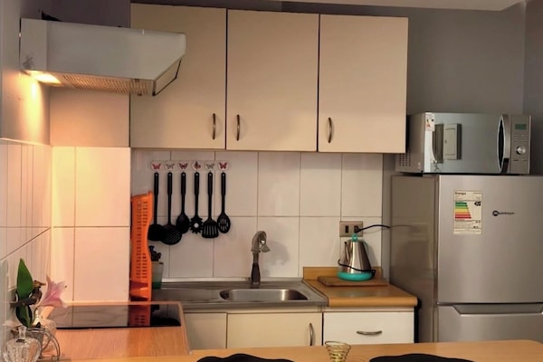 Apartamento Confort | Cocina privada | Microondas, horno, placa de cocina y utensilios de cocina