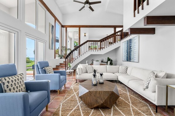 TV, books, offices - Beachfront Villa with luxury amenities in Puerto Rico (Humacao)