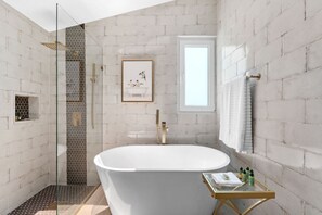 Regadera, bidet, toallas, shampoo 