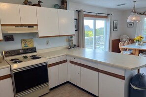 Fridge, microwave, oven, stovetop - Oceanside 3BR, walk to beach & boardwalk (Duck)