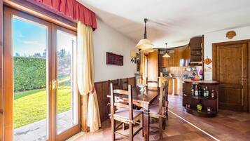 Apartemen (2 Bedrooms) | Area keluarga | Smart TV 32-inci dengan saluran TV kabel