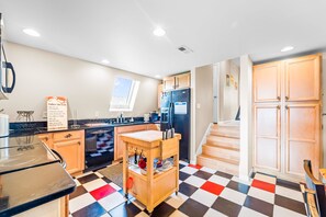 Køleskab, mikrobølgeovn, ovn, kogeplade