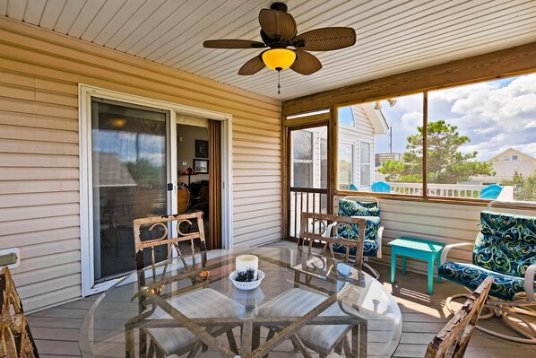 Outdoor dining - Enchanting 4BR Dog Friendly | Deck | Ping Pong (Kill Devil Hills)