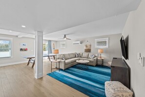 TV - 4BR 3-story home near beach with pool, decks, W/D (Kill Devil Hills)