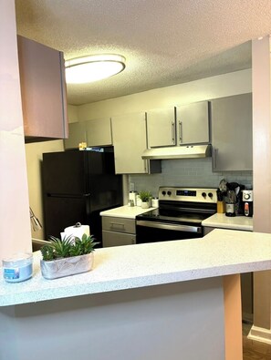 Private kitchen - Chic 1-bedroom apartment with fitness room and AC in Sandy Springs (Sandy Springs)