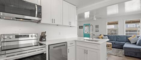 Køleskab, mikrobølgeovn, ovn, kogeplade