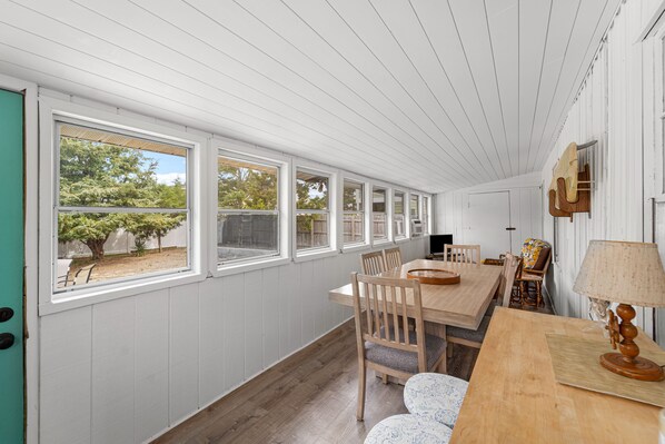 Dining - 3BR coastal home with a large yard, firepit (Kill Devil Hills)