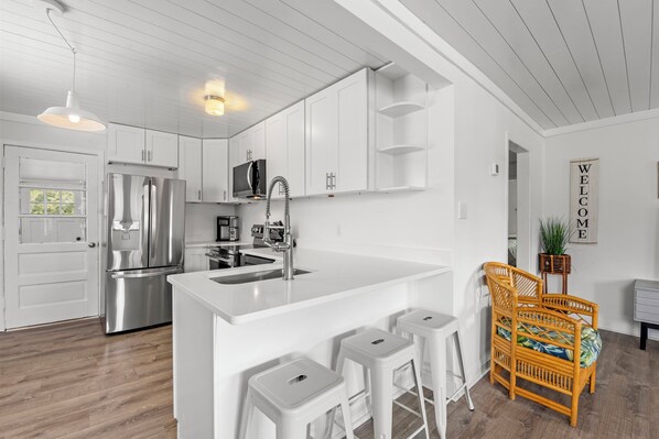 Jääkaappi, mikroaaltouuni, uuni, liesi