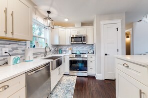 冷蔵庫、電子レンジ、オーブン、コンロ