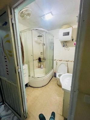 Basic Room | Bathroom