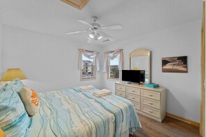 3 bedrooms, iron/ironing board, WiFi, bed sheets - KDS2071: Sandpiper Cottage, Direct Beach Access, Ocean Views (Kill Devil Hills)