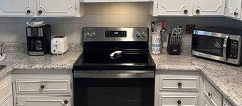 2 BR ocean view condo w/AC and beach access