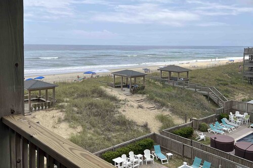 2 BR ocean view condo w/AC and beach access