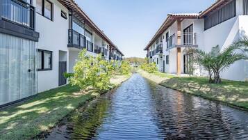 Un canal atraviesa una zona residencial con casas modernas a ambos lados.