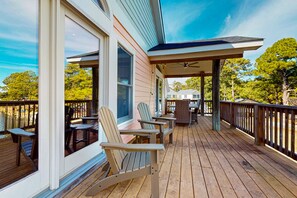 Outdoor dining - Charming 3BR home with Shared Pool- pet friendly (Kill Devil Hills)