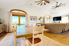 Dining - Charming 3BR home with Shared Pool- pet friendly (Kill Devil Hills)