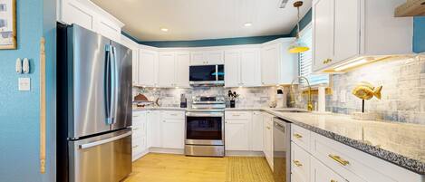 Geladeira, micro-ondas, fogão, cooktop