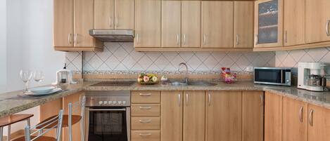 Kühlschrank, Mikrowelle, Ofen, Herdplatte