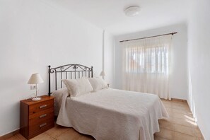 2 bedrooms, iron/ironing board, WiFi, bed sheets