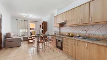 Frigorifero, microonde, forno, piano cottura