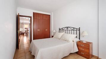 2 chambres, fer et planche à repasser, Wi-Fi, draps fournis