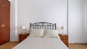 2 habitaciones, tabla de planchar con plancha, wifi y ropa de cama