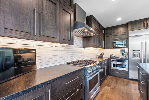 Fridge, microwave, stovetop, dishwasher