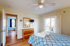 4 bedrooms, iron/ironing board, WiFi, bed sheets - Dog-friendly 4BR with pool, hot tub, EV charging (Kitty Hawk)