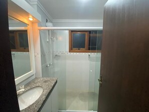 Basic Apartment | Bathroom